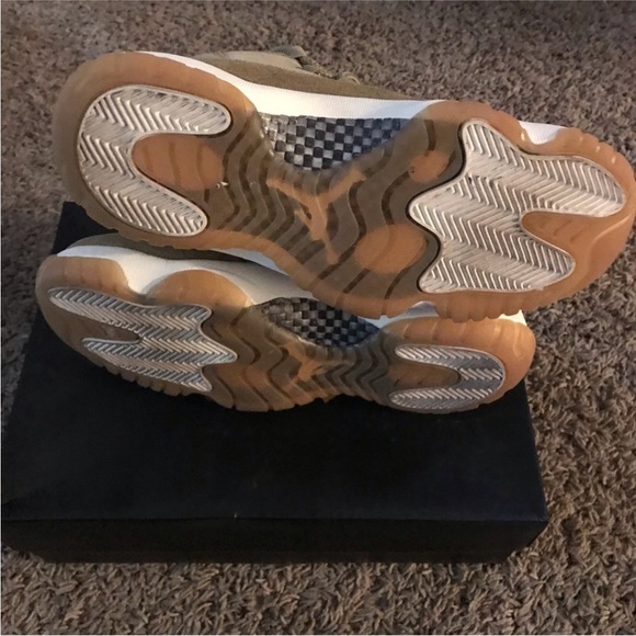 Jordan WMNS Air 11 Retro in Neutral Olive - Picture 2 of 5